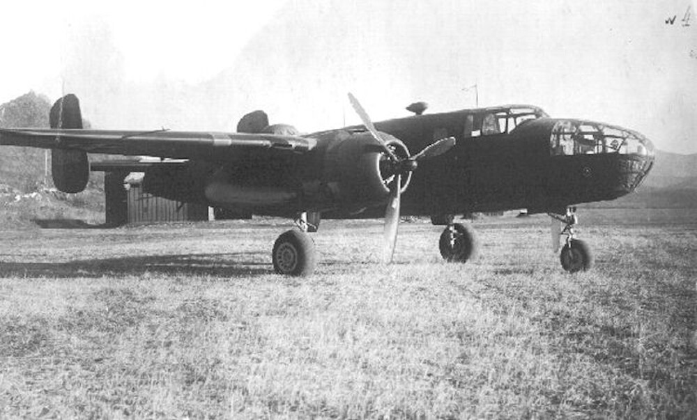 Letalo severnoameriške letalske vojske ZDA B-25B 'Mitchel' 40-2242, 'Doolittle Raider' letalo št. 8, po zasilnem pristanku 40 milj severno od Vladivostoka v Sovjetski zvezi 18. aprila 1942. Sovjeti so letalo uničili nekje v petdesetih letih prejšnjega stoletja
