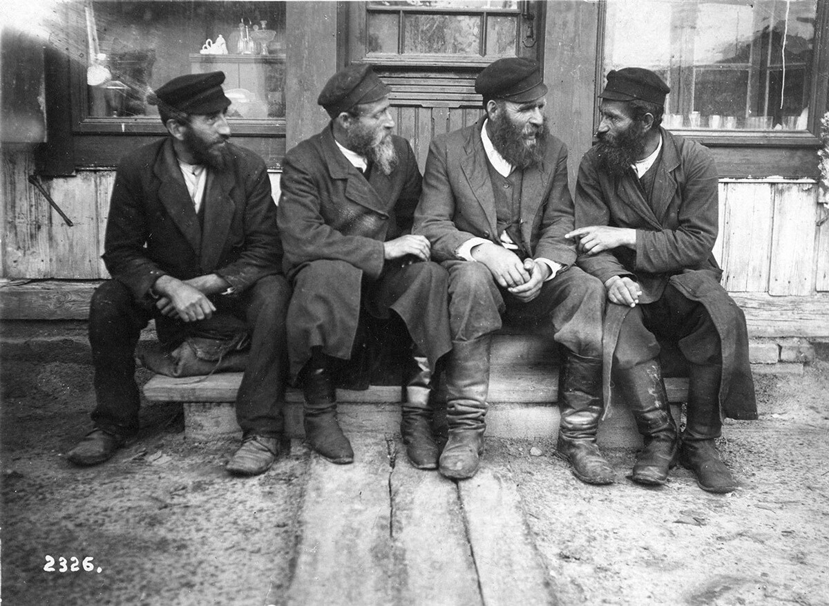 Judíos hablando a la entrada de una tienda. Krasilov, hacia 1916