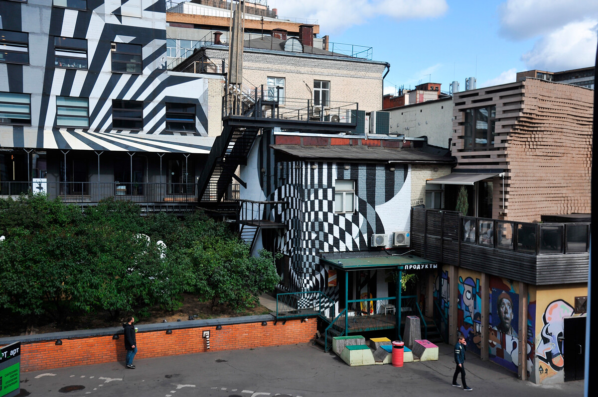 Delo umetnikov grafitov Mouk & Ches na steni v centru dizajna ARTplay