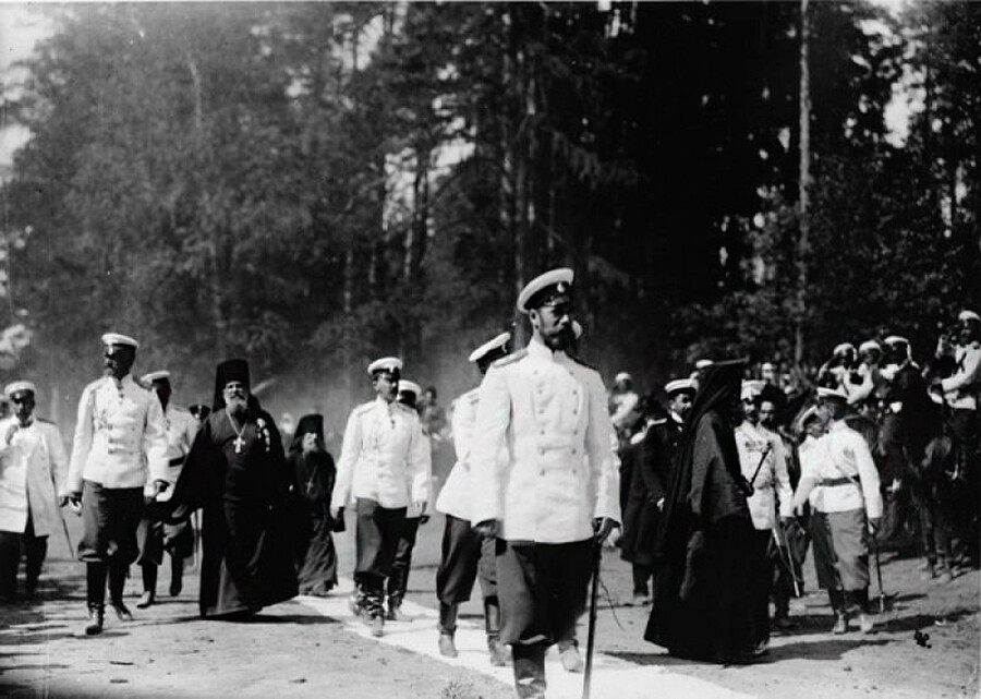 Nikolaj II. s spremstvom na gozdni cesti v Sarovu 19. julija 1903 