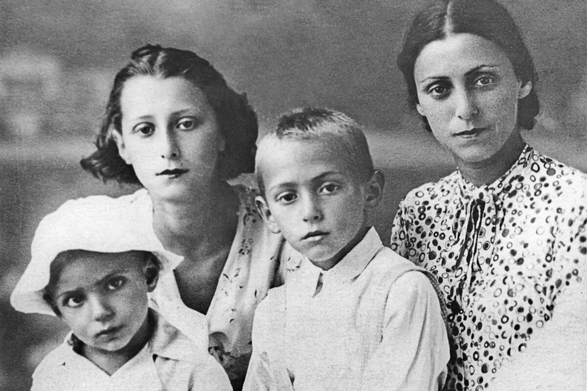 Rahilj Meserer s djecom Azarijem, Majom i Aleksandrom u Čimkentu, 1939.