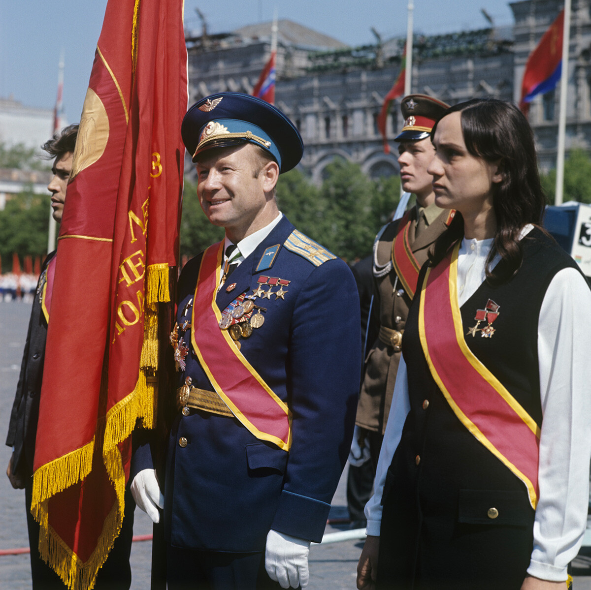 Pilot-kosmonavt ZSSR, junak Sovjetske zveze, polkovnik Aleksej Leonov na Rdečem trgu. Praznovanje 50. obletnice Vsedržavne pionirske organizacije, poimenovane po Leninu.