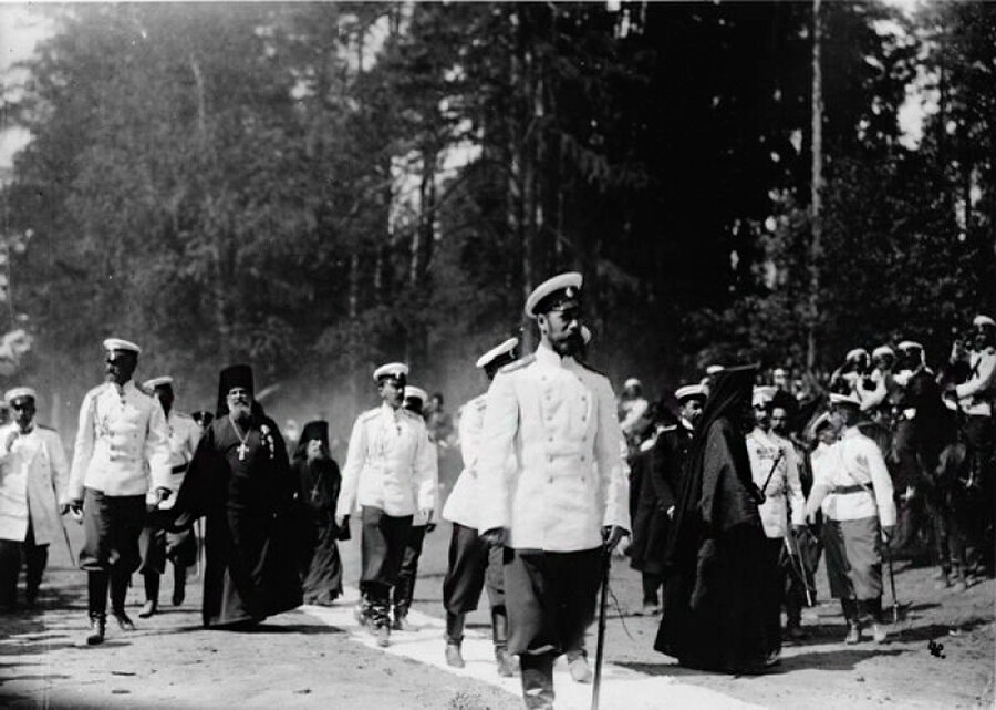 Николай II со свитой на лесной дороге к скиту в Сарове, 19 июля 1903