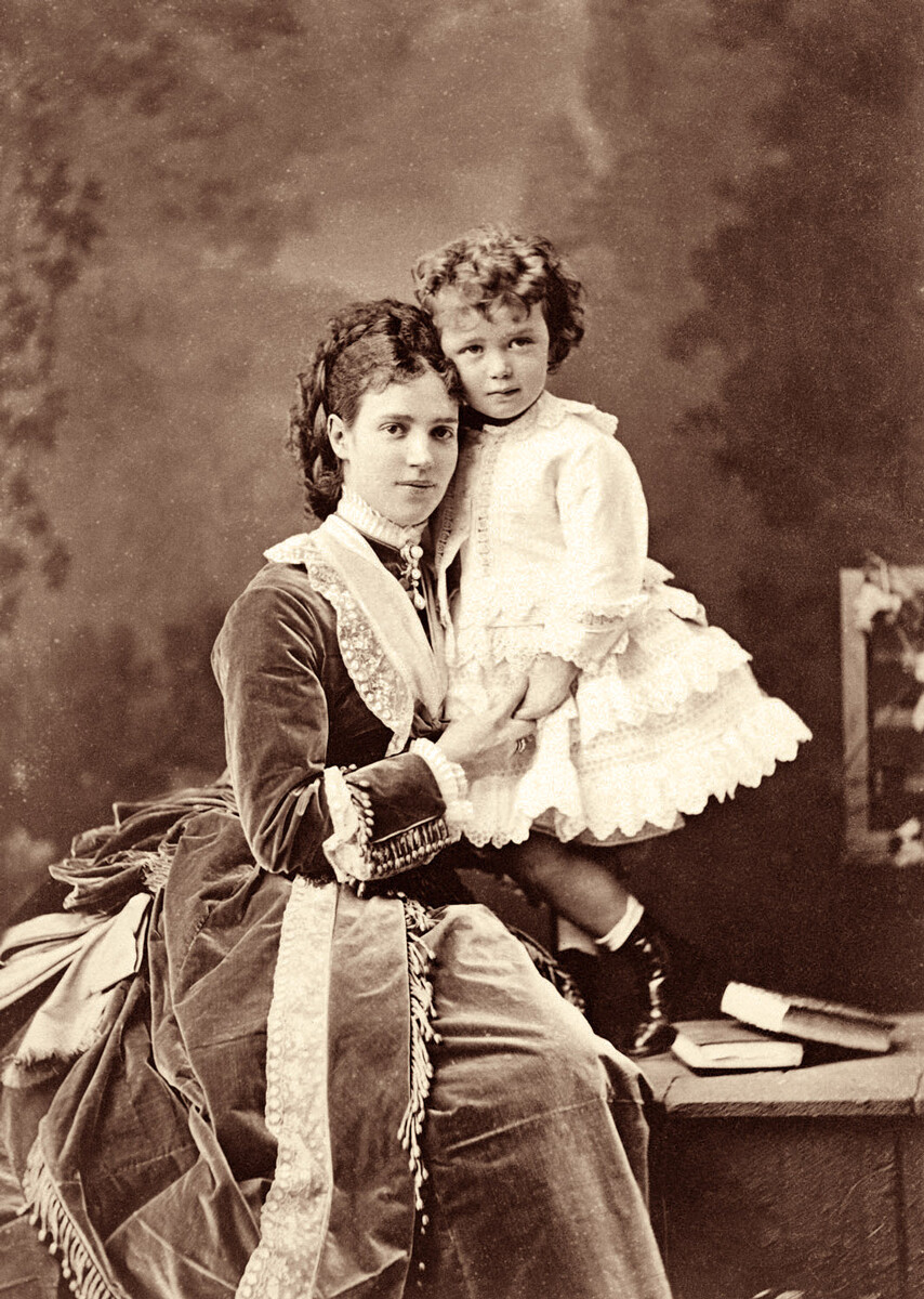 Il granduca Nikolaj (il futuro Nicola II di Russia) con la madre Marija Fjodorovna, nata Dagmar di Danimarca, 1870, foto del fotografo di Corte Sergej Levitskij (1819-1898) 