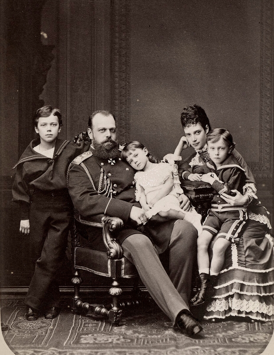 Alessandro III con la moglie e i figli, 1870, foto di Sergej Levitskij