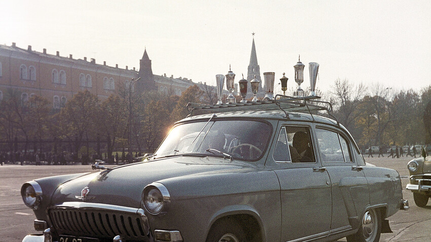 Fahrt mit einem alten „Wolga“ (VIDEO) Russia Beyond DE