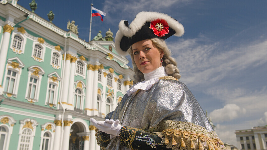 Oshxonada opasini eshak bilan sikayotgan birodarning porno videosi va unga yoqdi.