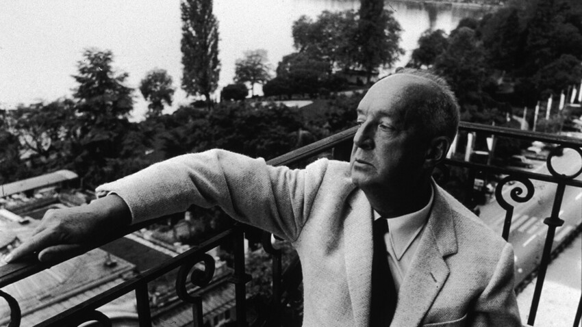 El novelista de origen ruso Vladímir Nabokov sentado en una veranda con vistas al lago Lemán en su suite del Montreux Palace Hotel, Suiza (1965).