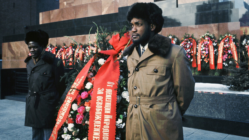 Una delegación angoleña deposita flores en el Mausoleo de Lenin en la URSS.