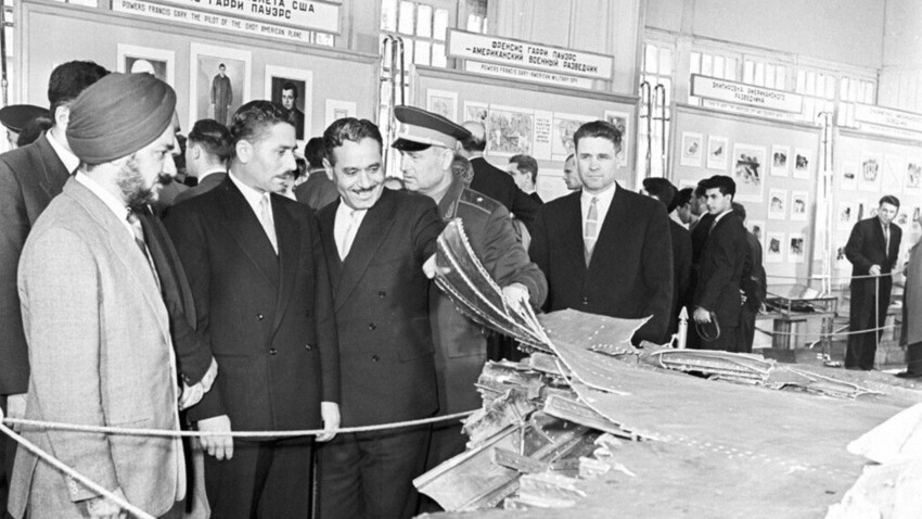 Agregados militares de embajadas extranjeras visitando la exposición de restos del avión espía estadounidense U-2 destruido el 1 de mayo de 1960 cerca de Sverdlovsk (actual Ekaterimburgo). Parque Central Gorki de Cultura y Ocio.