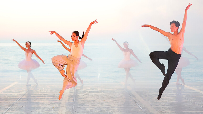 Ballerinas gracing the legendary Lake Baikal? Incredible! (PHOTOS)