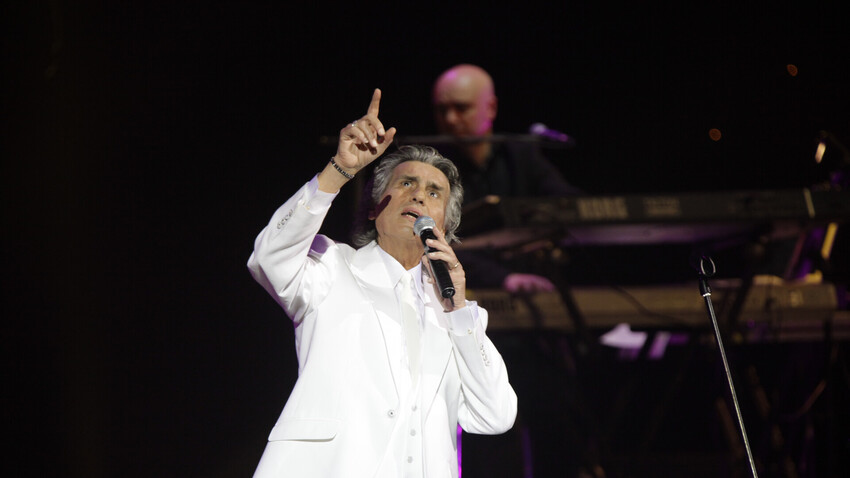 Toto Cutugno (7 luglio 1943-22 agosto 2023) durante un concerto al Palazzo di Stato del Cremlino nel 2010