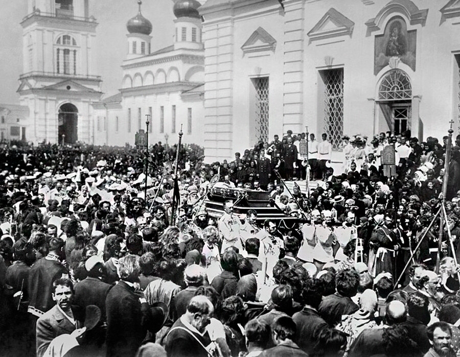 Nicolas II et des membres de sa famille portant le reliquaire de Séraphin. 1er août, 1903