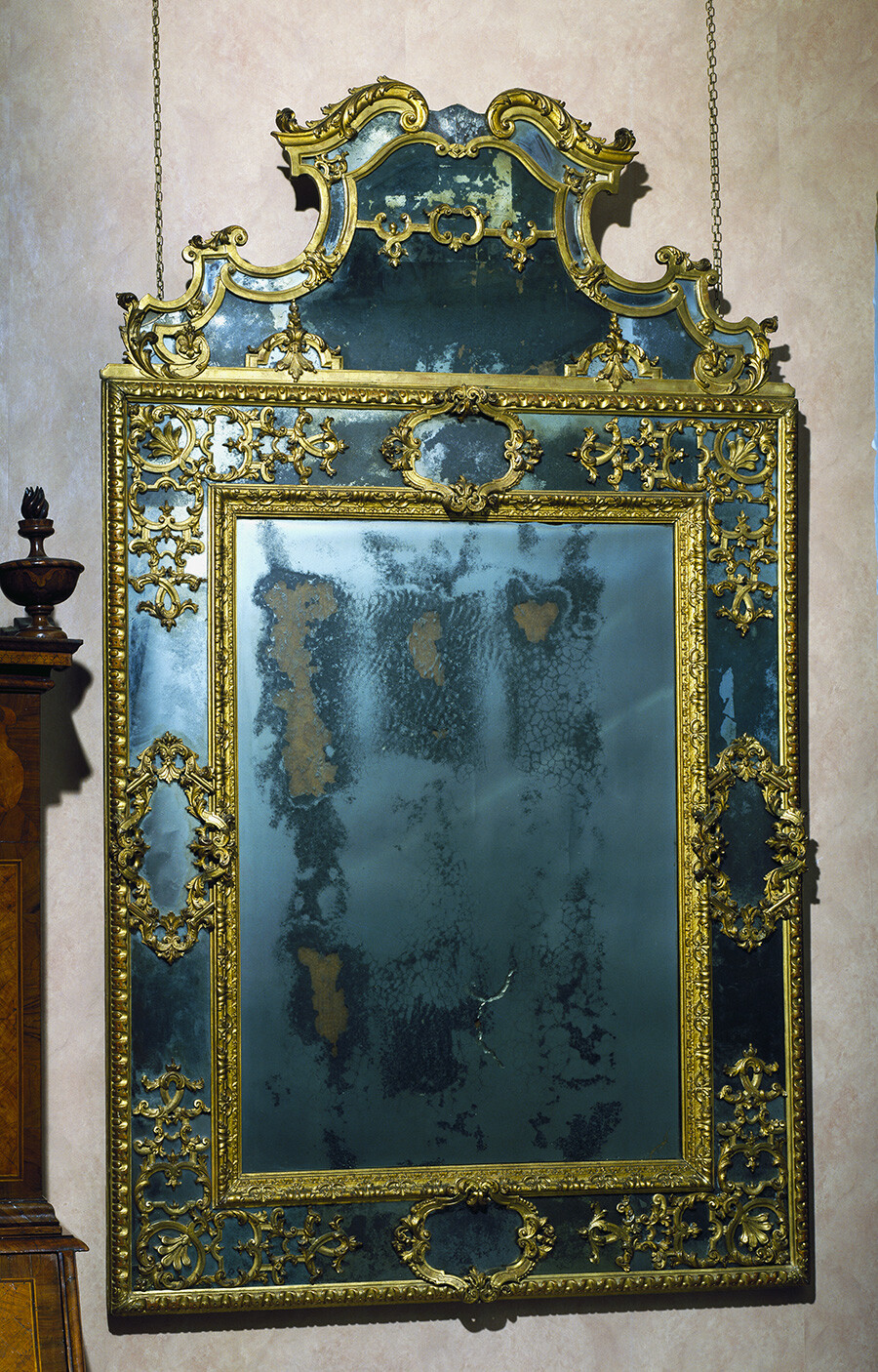 Specchio veneziano in stile barocco. Italia, fine XVII-inizio XVIII secolo. Questi specchi erano utilizzati dalle nobili bellezze russe dell’epoca