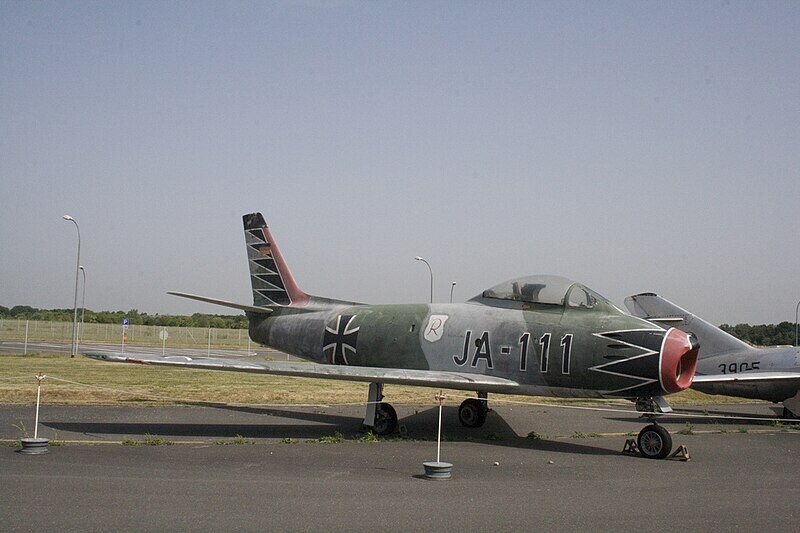 Caza ‘Sabre’ decorado con el esquema de pintura que aplicó Hartmann a su Me-109.