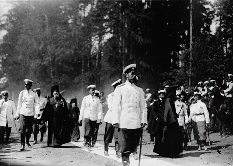 Николај II со свитата на шумски пат во Саров на 19 јули 1903.

