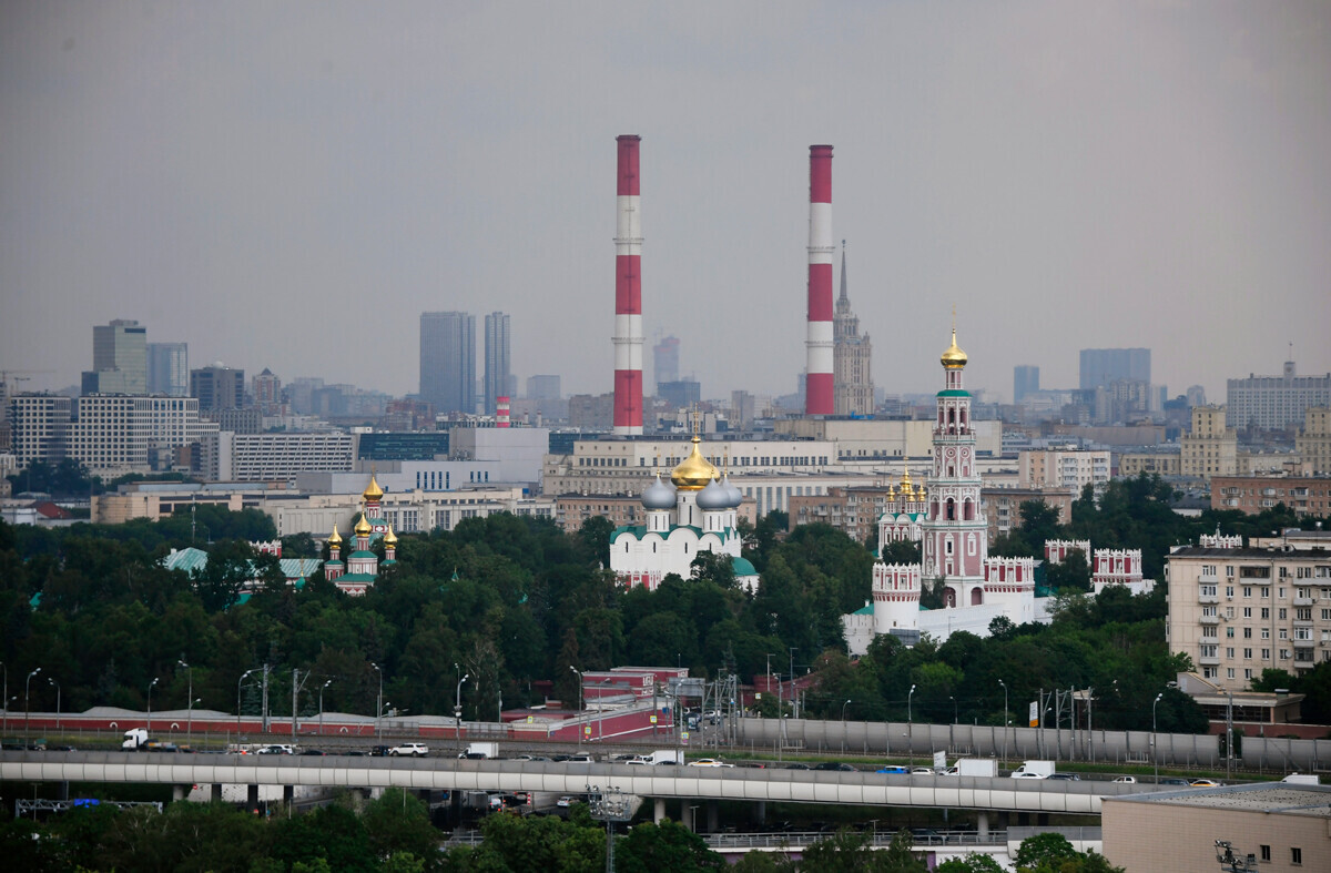 Blick auf das Kloster vom Dach des Luschniki-Stadions