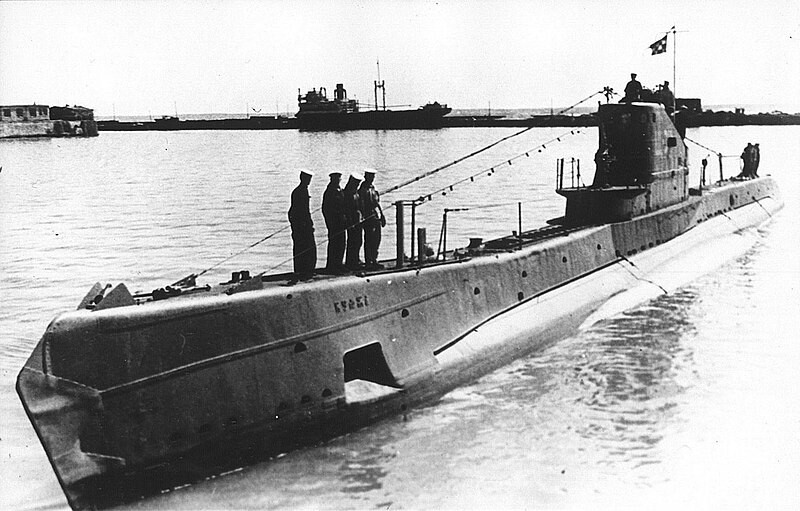 Submarino soviético ShCh-311 de la clase 'Shchuka' de la flota del Báltico, con un cortador de redes situado en la proa.