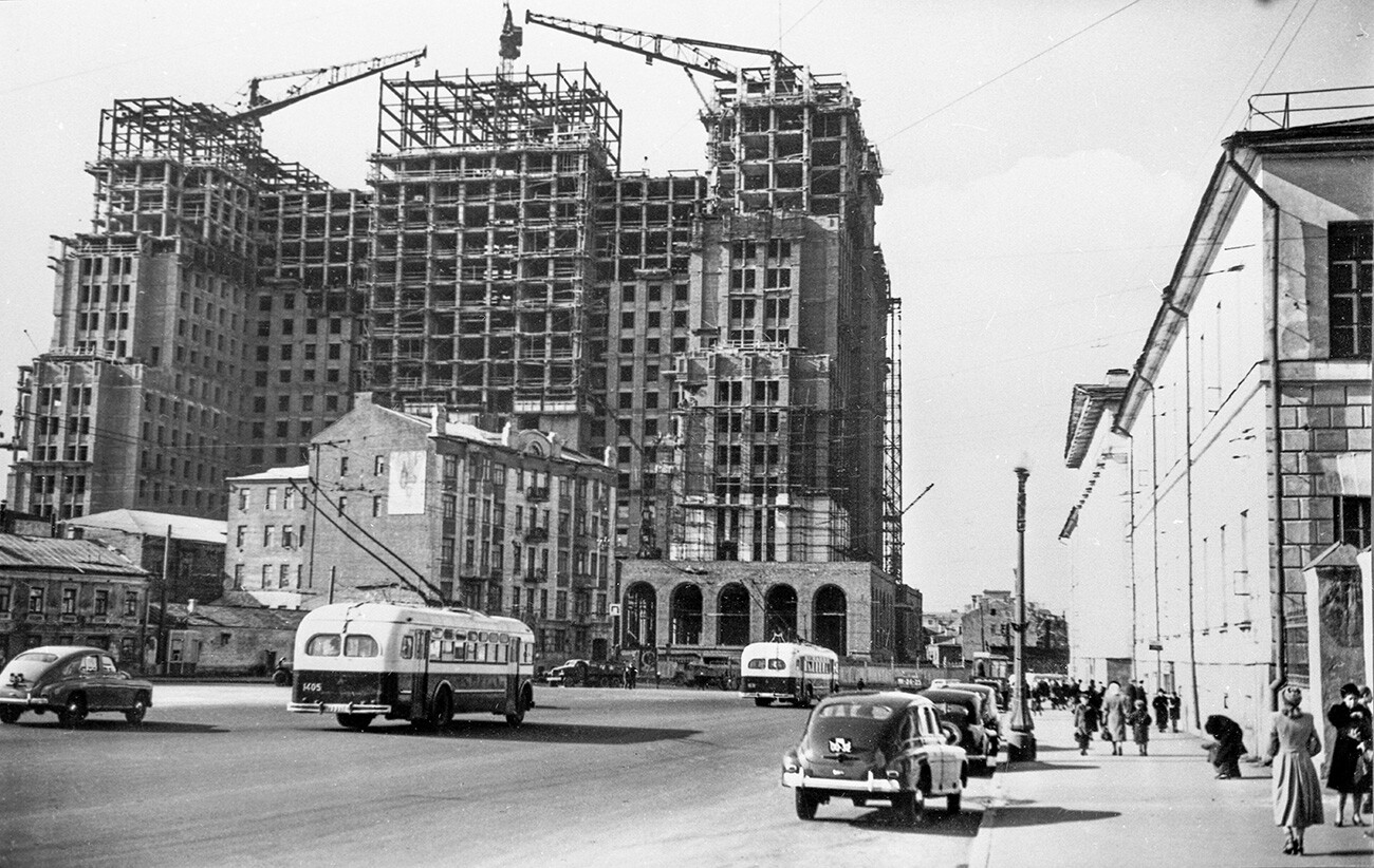 Gradnja visoke stanovanjske stavbe na trgu Vosstanija (zdaj Kudrinski trg) v Moskvi. 1952. Zasnovali so jo arhitekti M. V. Posohin, A. A. Mndojanc in oblikovalec M. N. Vokhomski. 