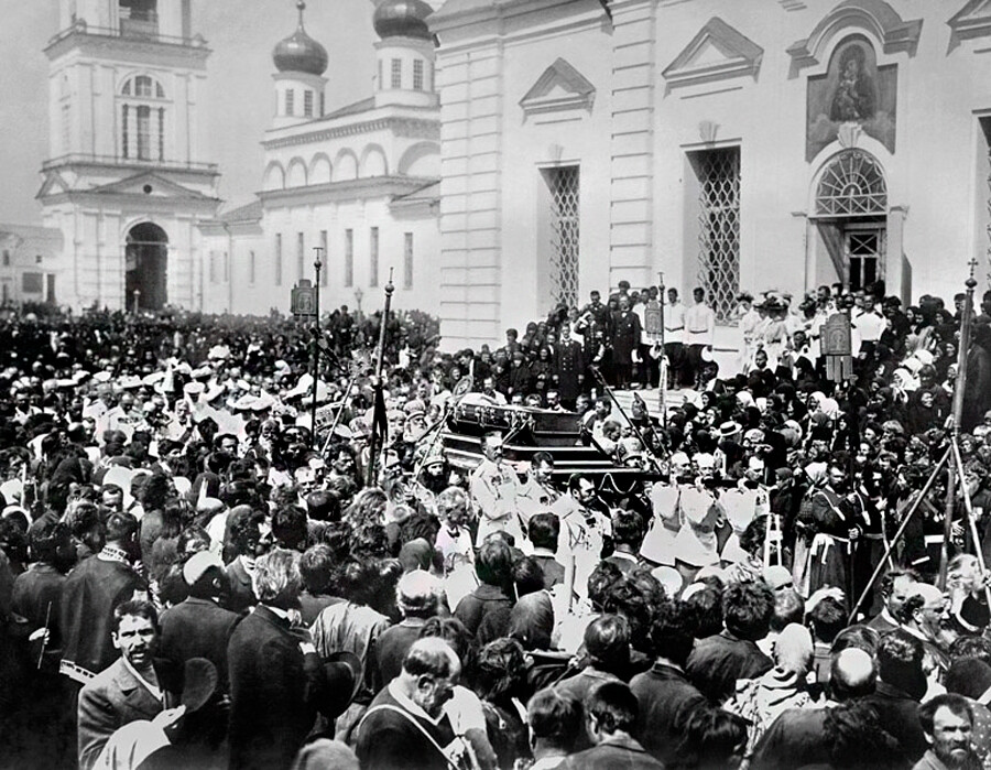 Nicola II e i membri della sua famiglia trasportano una teca con le reliquie di Serafino durante i solenni festeggiamenti per la canonizzazione a Sarov. 1º agosto (19 luglio del calendario giuliano) 1903