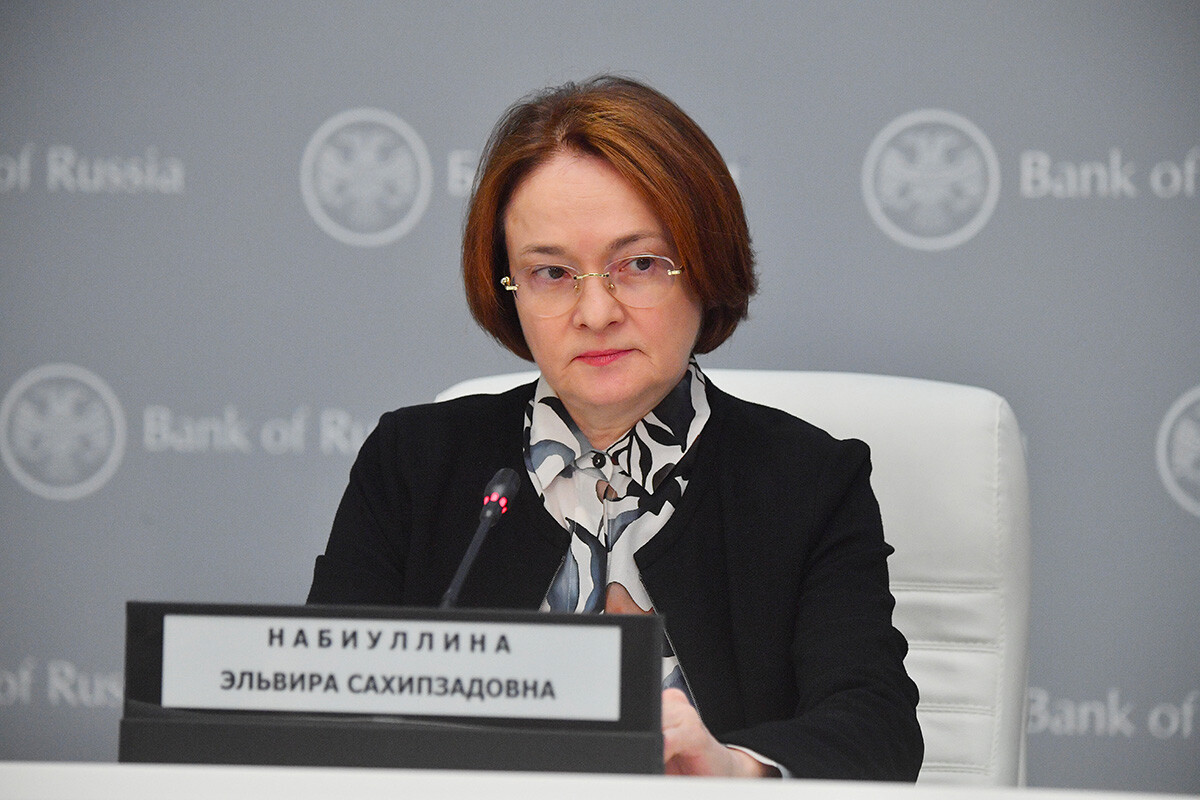 Guvernerka ruske centralne banke Elvira Nabiullina pred novinarsko konferenco v tiskovnem središču ruske centralne banke v Moskvi. 