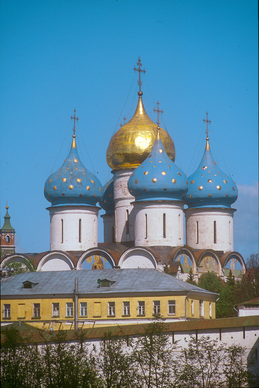 Sergiev Posad, Trinity-St. Sergius Monastery. Dormition Cathedral, southeast view, Foreground: South monastery wall & St. Barbara Cloisters. May 29, 1999