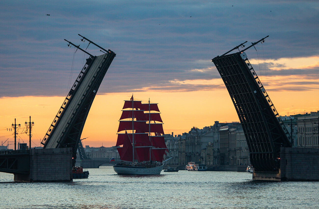 
Sankt-Peterburg, obično kasno večer krajem lipnja. (Jedrenjak „Rusija“ za vrijeme proslave „Grimizna jedra“ u čast maturanata.)