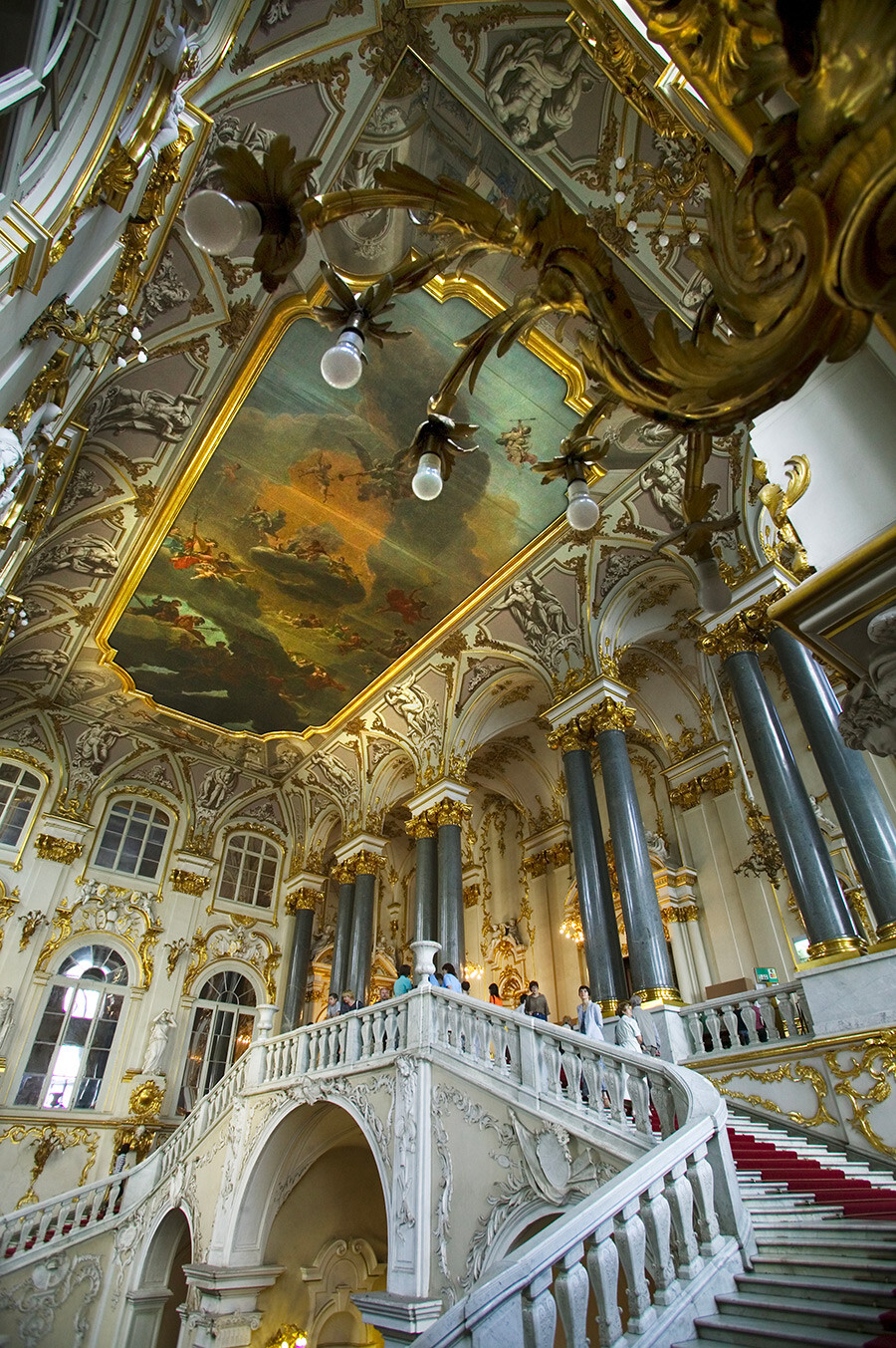 I lussuosi interni del Palazzo d’Inverno sono di per se stessi un’attrazione turistica, una sortra di museo nel museo