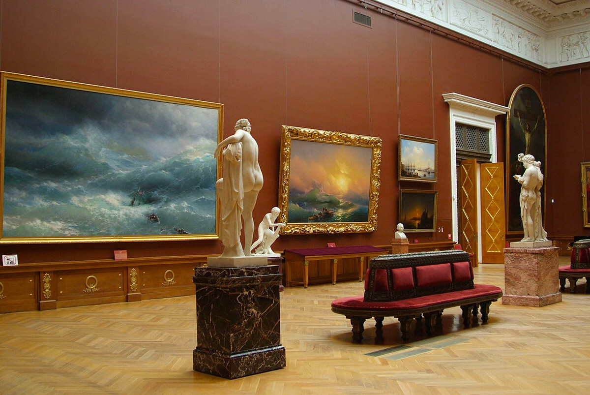 Il Museo Russo ospita la più grande collezione di arte russa al mondo. Quella nella foto è la sala con i dipinti di Ivan Aivazovskij (1817-1900), pittore celebre per i suoi quadri di argomento marino