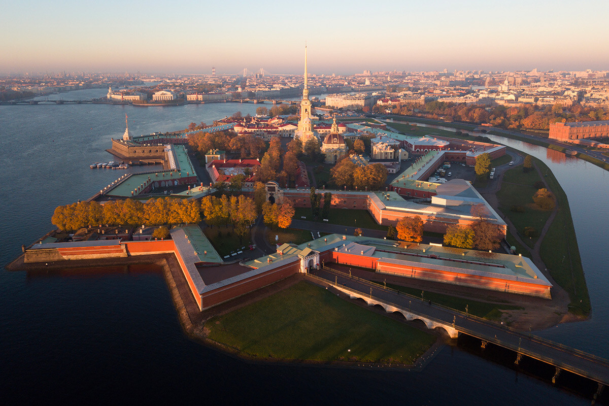 Vista aerea della Fortezza di San Pietro e Paolo sul fiume Neva. Da qui iniziò la storia della costruzione di San Pietroburgo