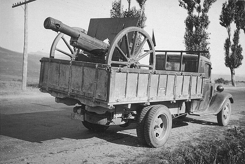 Cañón de campaña Schneider 75/28 modelo 1906 transportado por un camión ZIS-5 durante la Guerra Civil Española