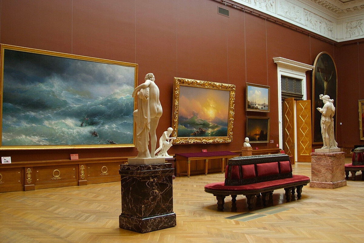 Museum Rusia menyimpan koleksi terbesar seni rupa Rusia (pada foto menampilkan Aula Aivazovsky)