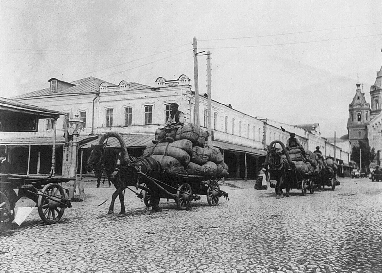 Carri di stracci per le strade di Mosca