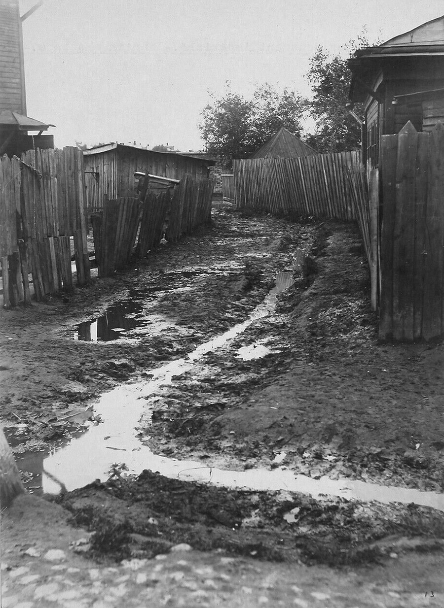 Vista dell’incrocio di Tsarskoe (dall’album su Marjina Roshcha e Ostankino nel 1913). Molte strade erano in queste condizioni