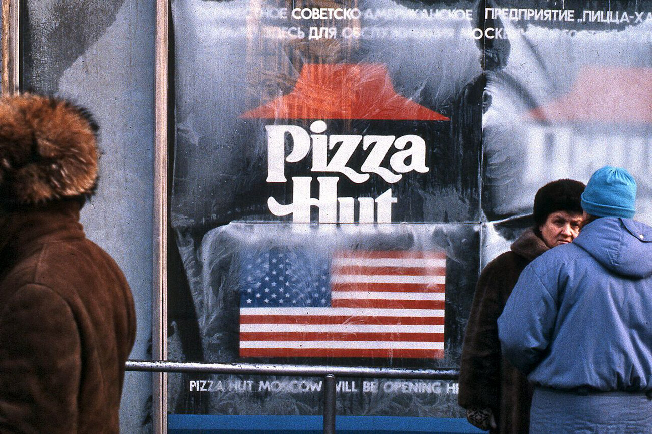 Реклама за скоро отворање Pizza Hut во Москва, 1990.

