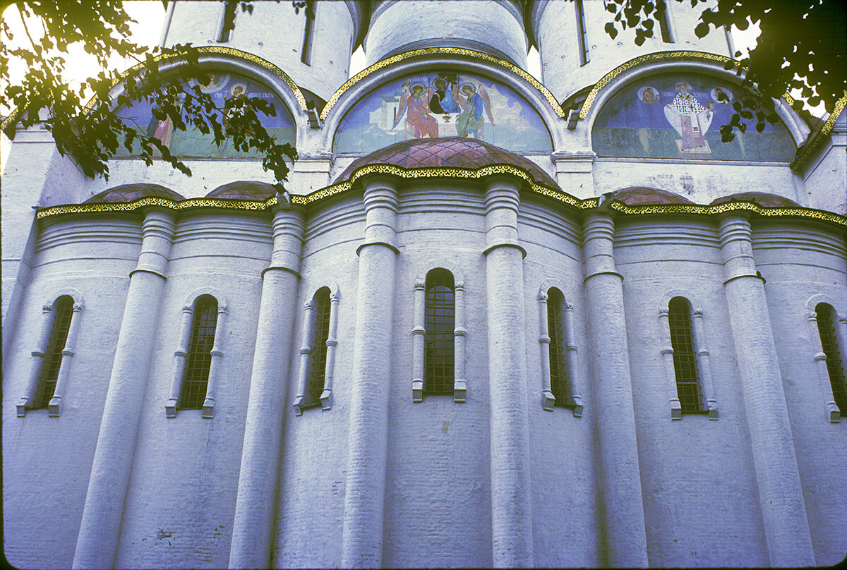 Monastero della Trinità di San Sergio. Cattedrale della Dormizione, facciata est, struttura absidale che imita il disegno della Cattedrale della Dormizione del Cremlino. 7 agosto 1987