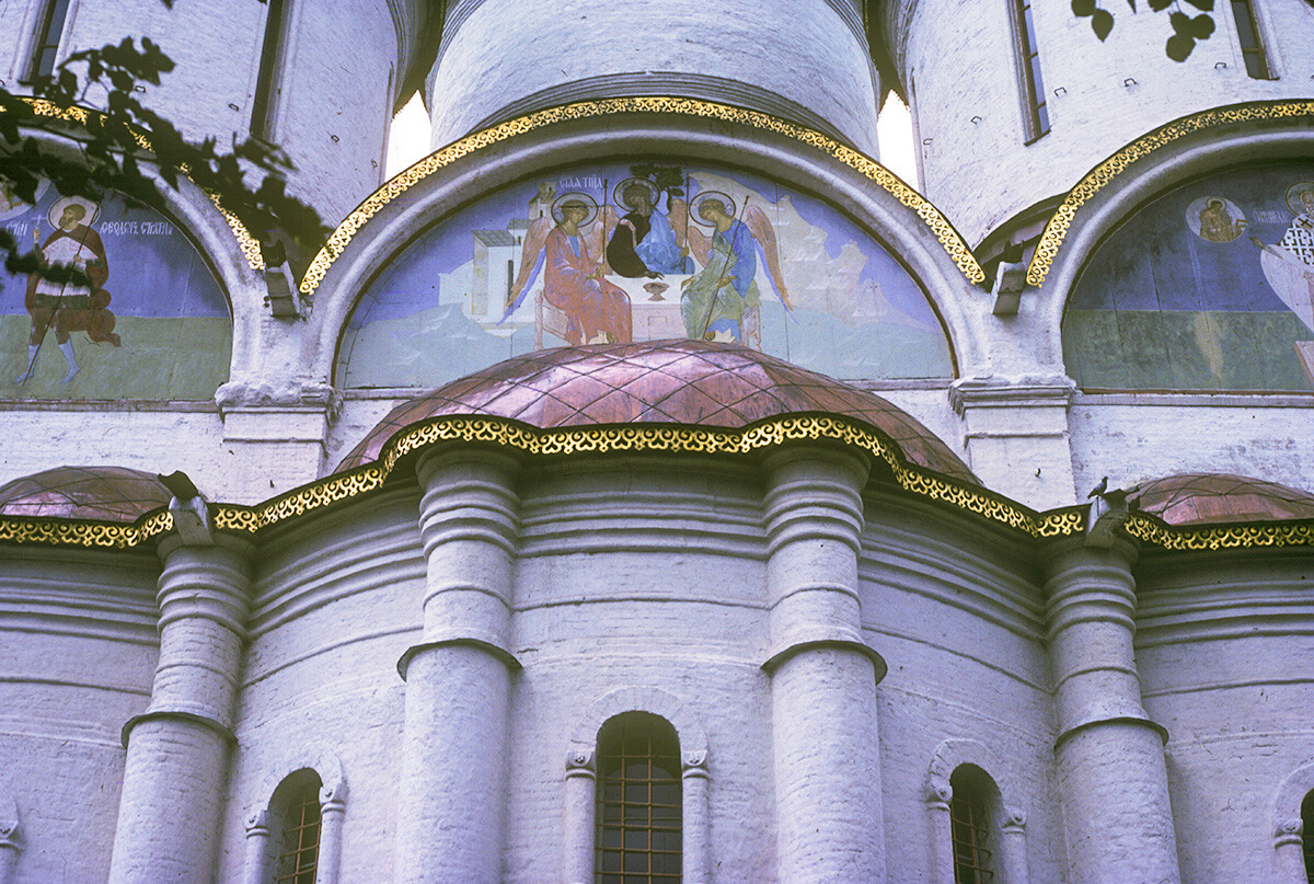 Monastero della Trinità di San Sergio. Cattedrale della Dormizione, facciata est, abside con affresco centrale della Trinità dell’Antico Testamento. 7 agosto 1987