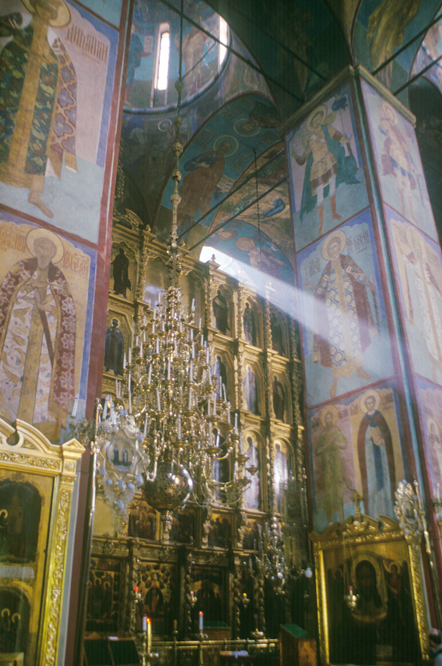 Monastero della Trinità di San Sergio. Cattedrale della Dormizione. Vista a sud-est verso l’iconostasi  e la cupola centrale. 24 maggio 1998
