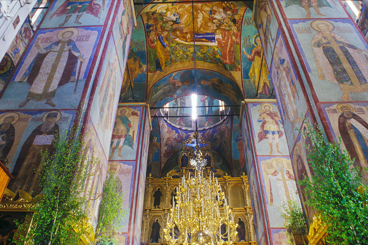 Monastero della Trinità di San Sergio. Cattedrale della Dormizione. Navata centrale con candelabri, vista a est verso la cupola centrale. Affresco della Dormizione di Maria sulla volta del soffitto. 29 maggio 1999