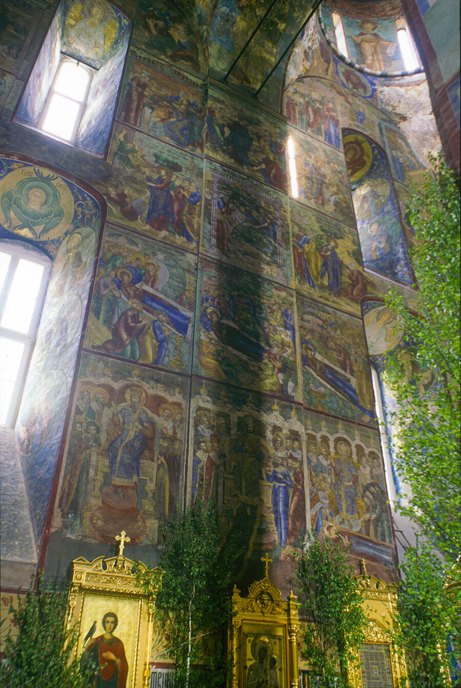 Monastero della Trinità di San Sergio. Cattedrale della Dormizione. Parete nord con affreschi raffiguranti i concili ecumenici (fila inferiore), motivi dell’inno Akathistos alla Vergine e scene della vita di Cristo. 29 maggio 1999