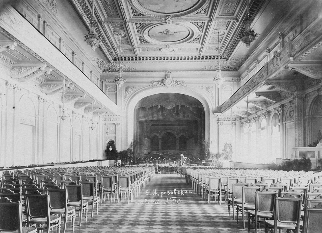O grande salão do Conservatório de São Petersburgo.