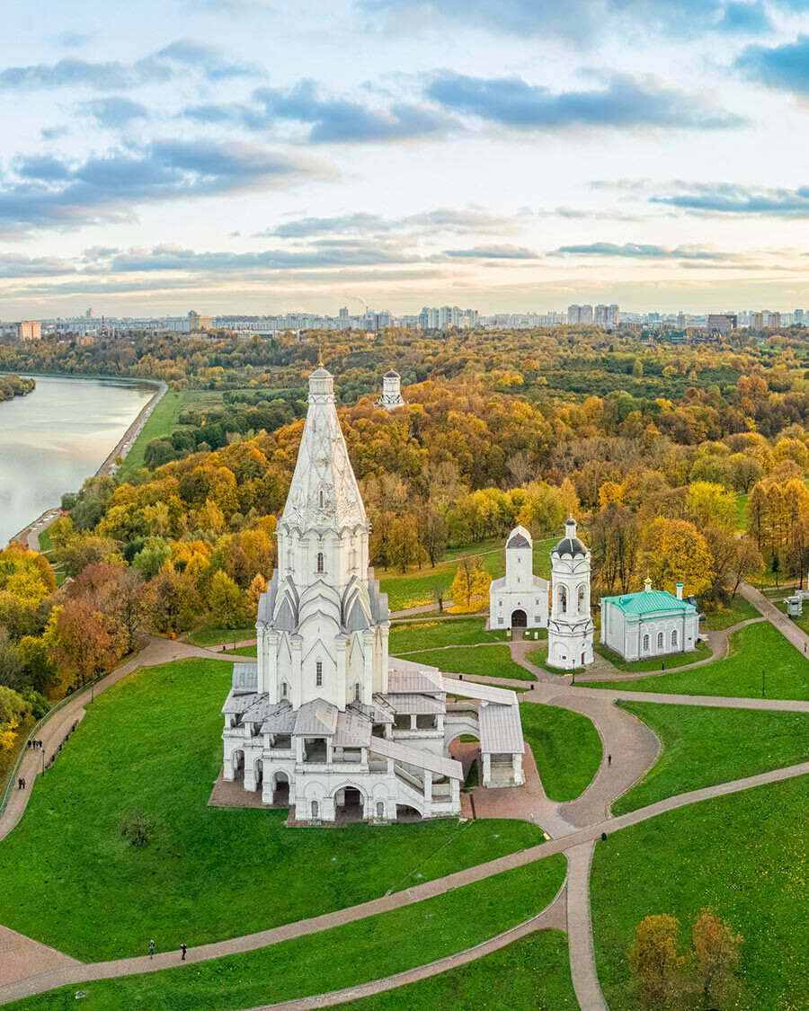 Cerkev Jezusovega vnebovhoda v parku Kolomenskoje v jesenskem času (pogled iz zraka), Moskva, Rusija 