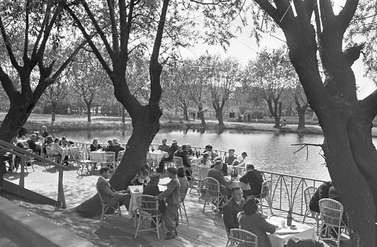 Sommercafé im Gorki-Park. Ende der 1930er Jahre