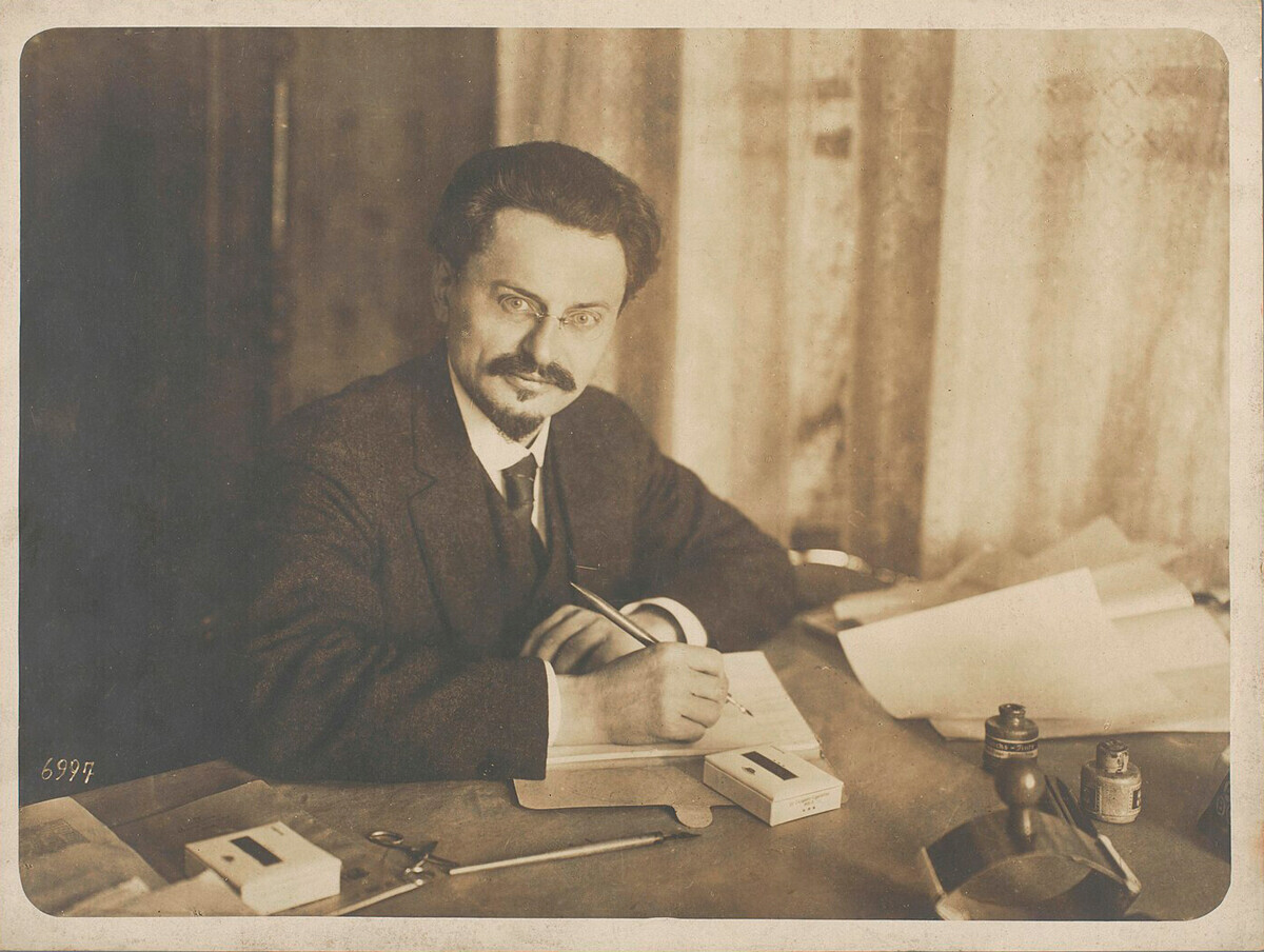 O revolucionário Leon Trotsky, que foi assassinado a mando de Stálin. Foto de 1918.

