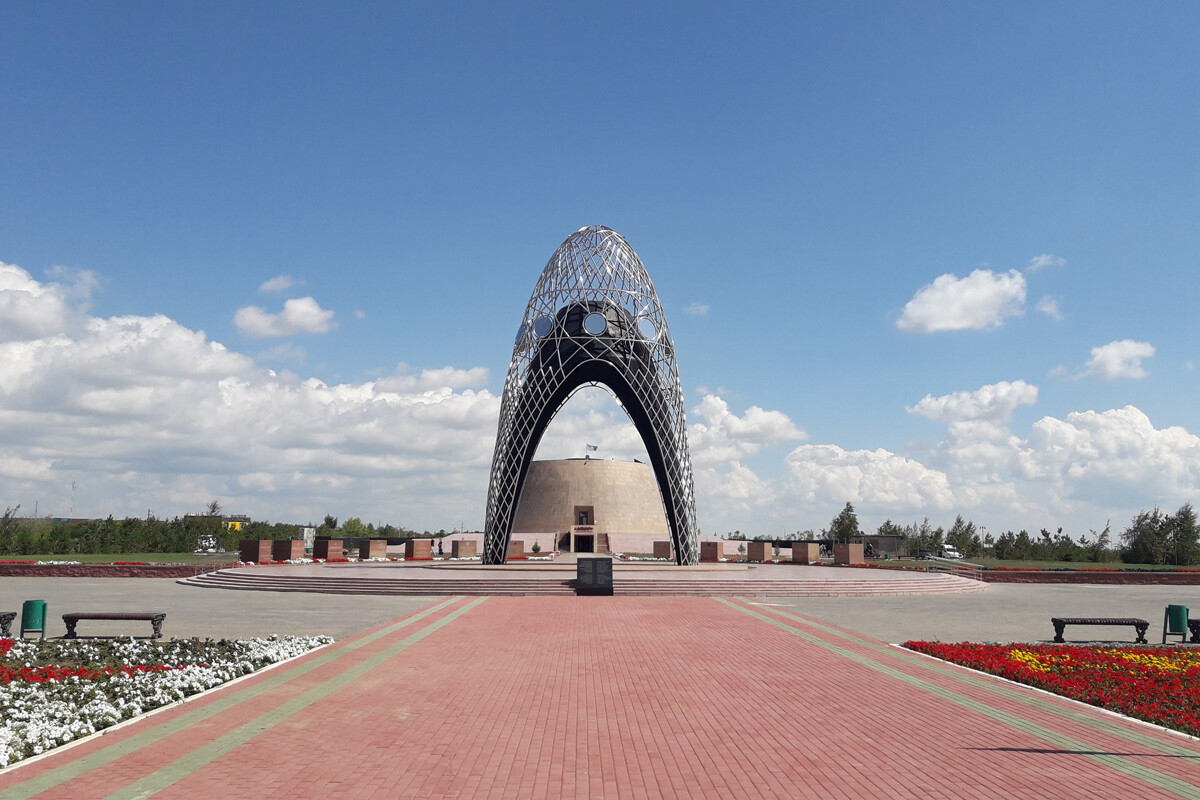 Il memoriale delle vittime della repressione staliniana ad Akmol, chiamato “Arka skorbi”; l’“Arco del dolore”