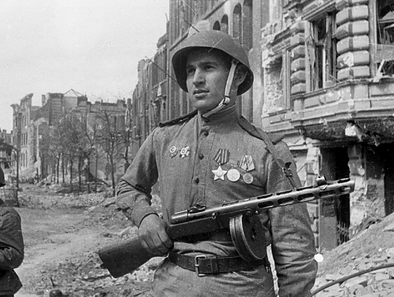 Un soldat soviétique avec un pistolet-mitrailleur PPSh