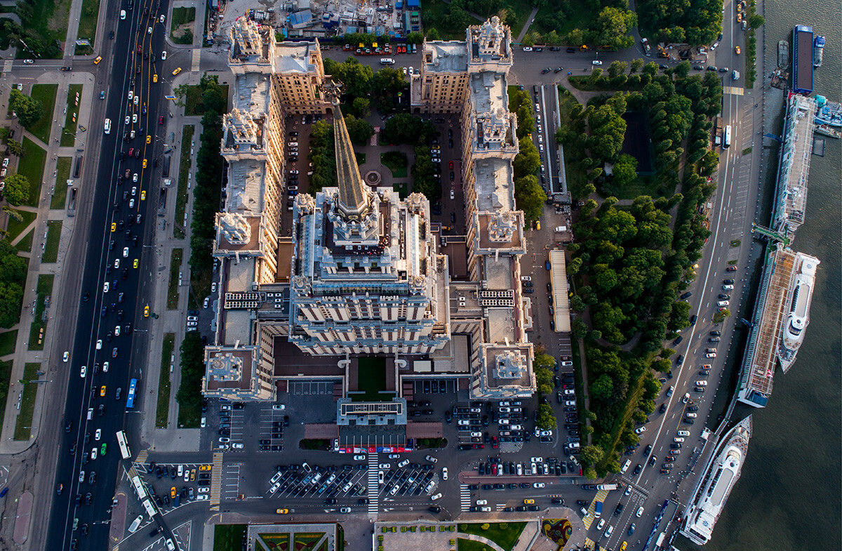 MOSKVA, RUSIJA - 29. MAJ 2019: Pogled na hotel Radisson Collection iz zraka. 