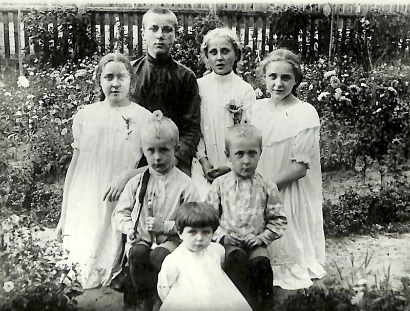 Mikhaïl Boulgakov (au centre) avec ses sœurs et ses frères, dont Nikolaï (en bas à gauche)