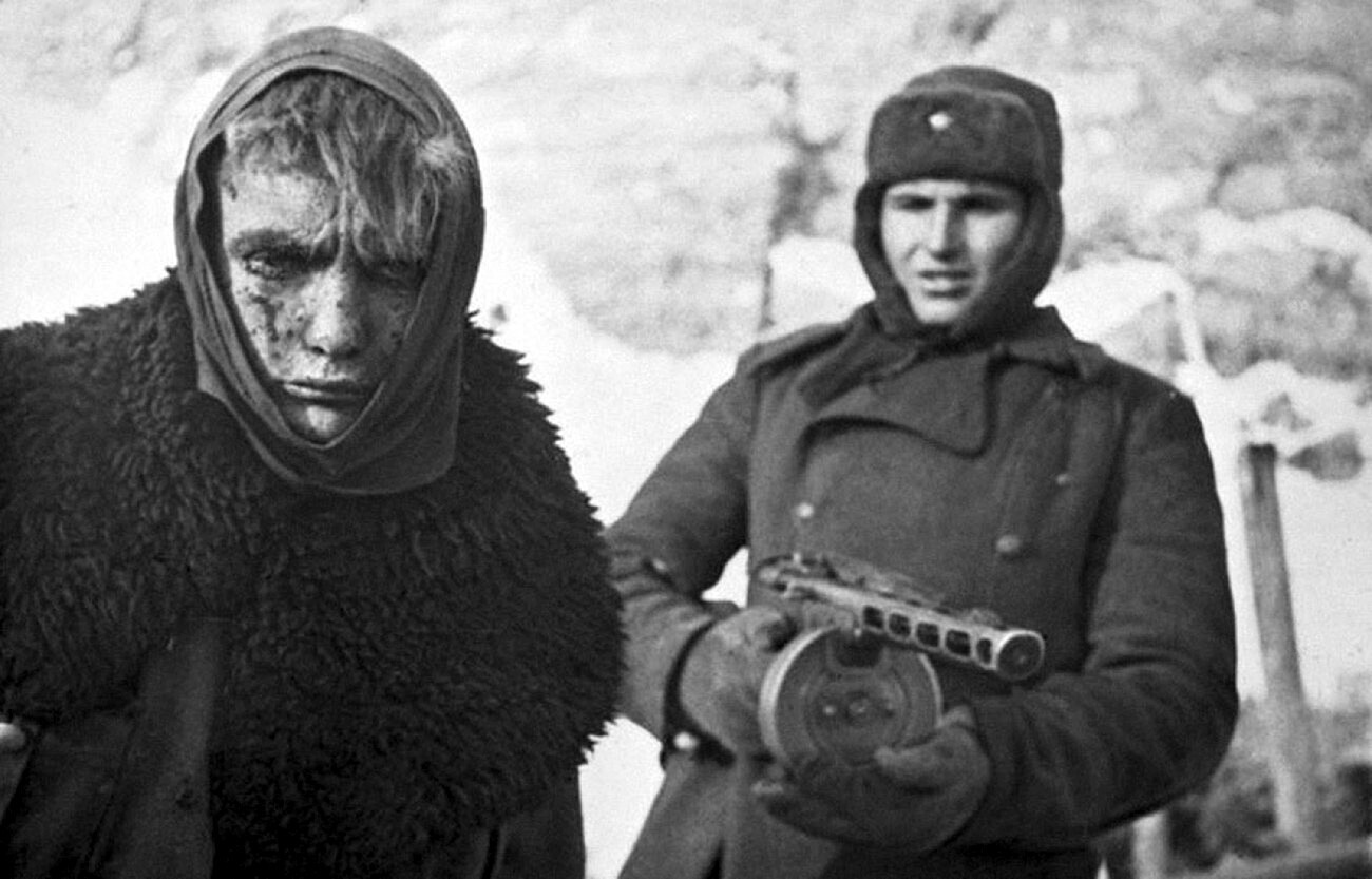Ranjeni nemški ujetnik, ki ga vojak Rdeče armade pelje v ujetništvo, Stalingrad, februar 1943