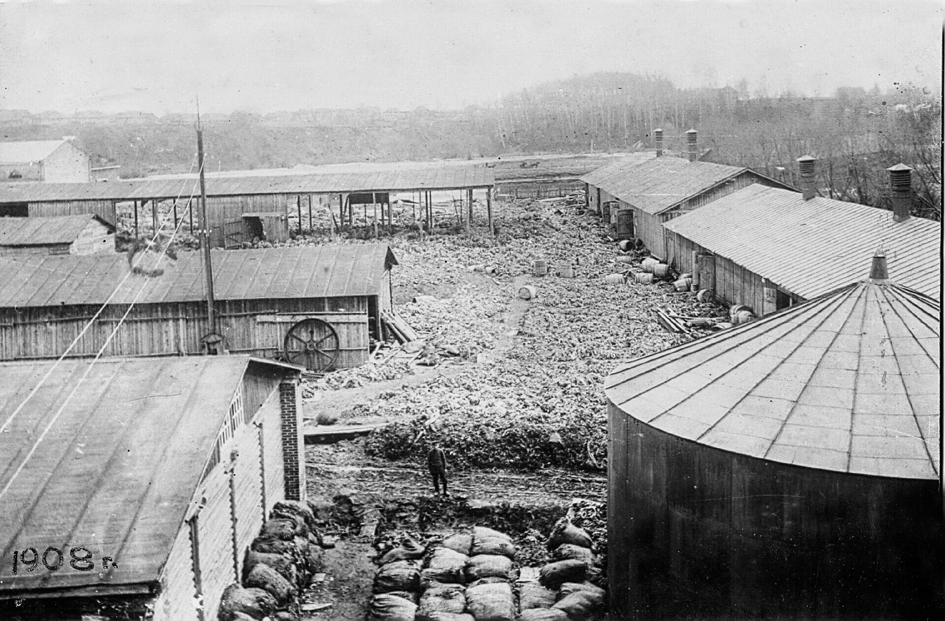 Складиште за стари крпи во село Кондрово, 1908 година.
